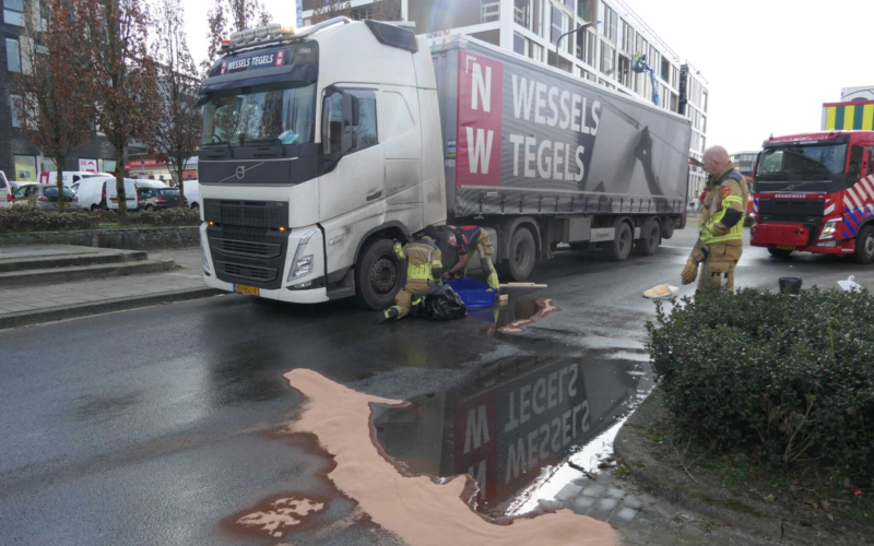 Vrachtwagen rijdt dieseltank lek op Roombeek Dennisbakker News United