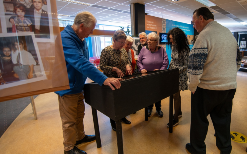 Ouderen bekijken expositie Bjorn van den elst
