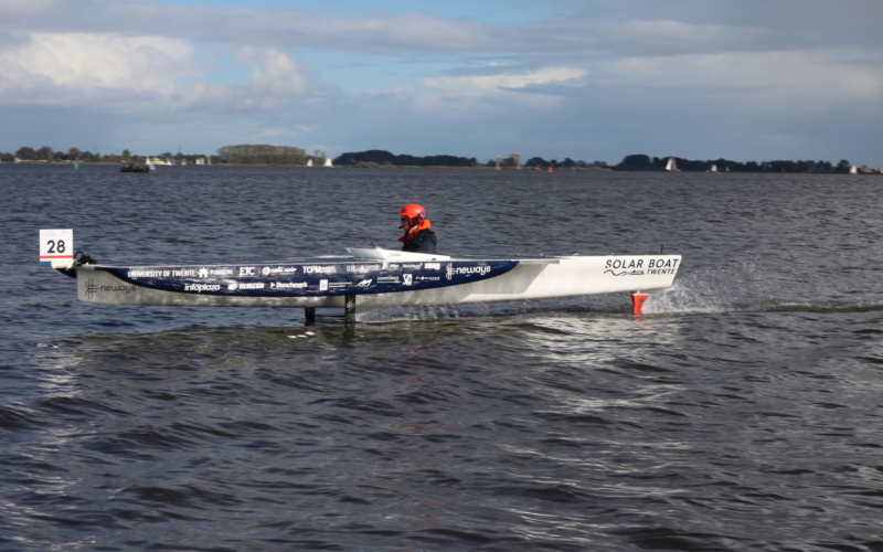 Solar Boat Twente tijdens de race in Sneek