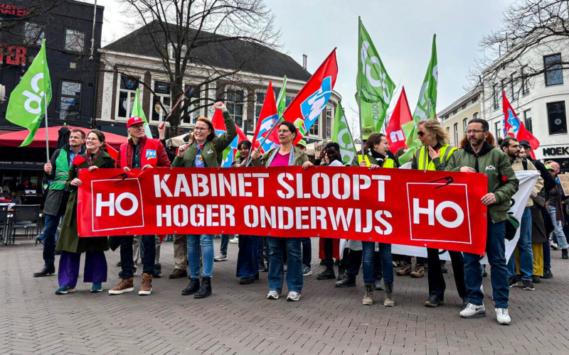 20250325 protestmars ut bezuinigingen onderwijs estafette 03