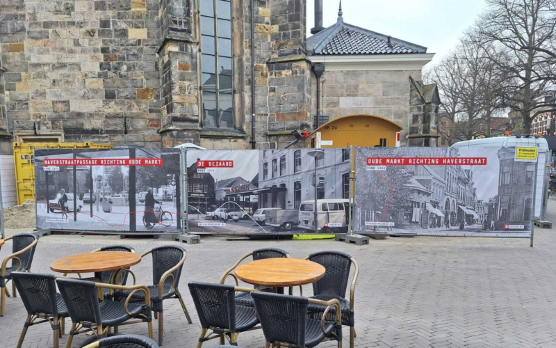 Banners op de Oude Markt in Enschede Jurre Kockmann