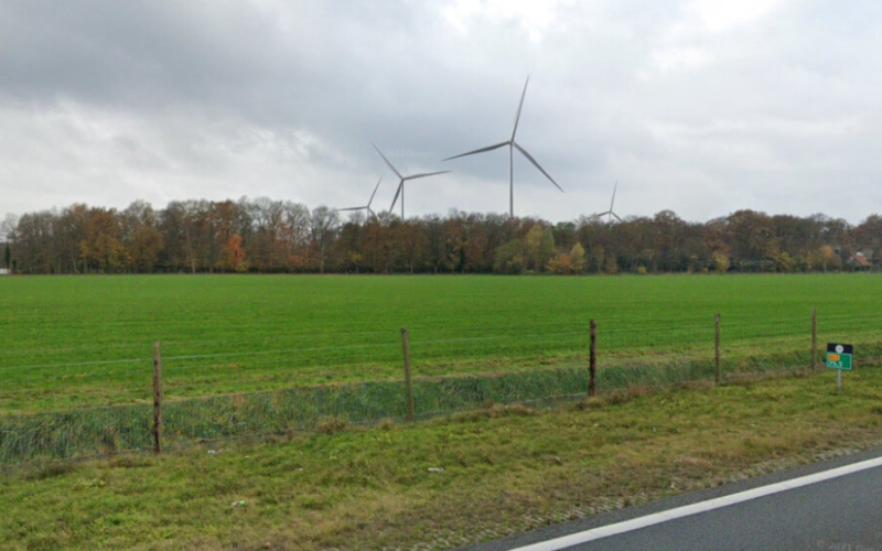 Pure Energie impressie windturbines Rijksweg 35 ter hoogte van het zonnepark Schukkinkweg