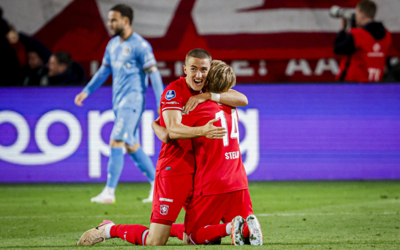 Lagerbielke en Sem Steijn juichen na doelpunt tegen NEC halve finale Europese playoffs Broer van den Boom