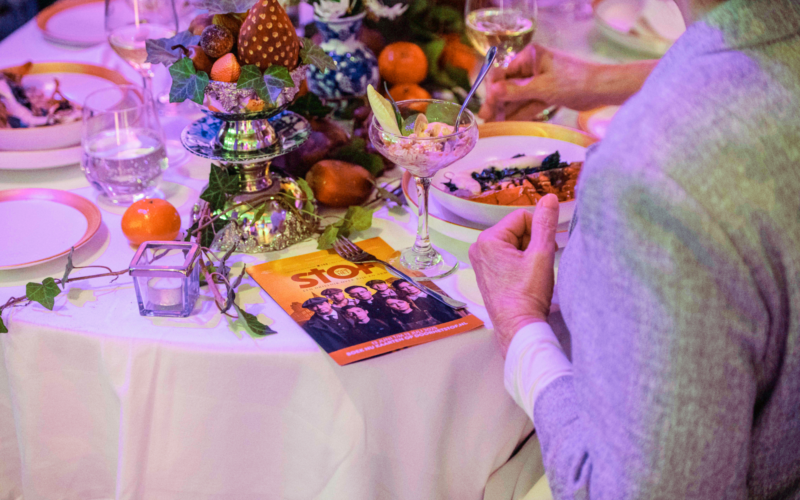DOOR HET STOF PERSFOTO ETEN