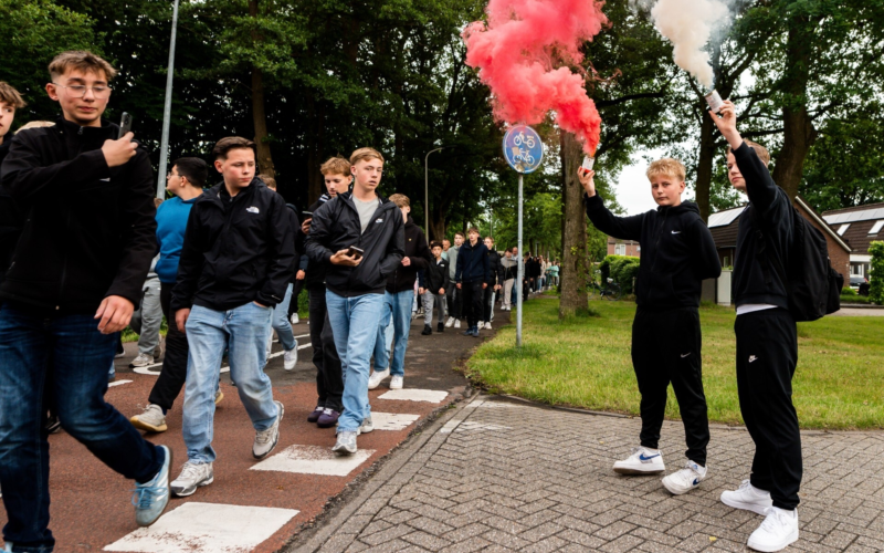 Oscar en Jayden begeleiden als initiatiefnemers de stille tocht voor AJ