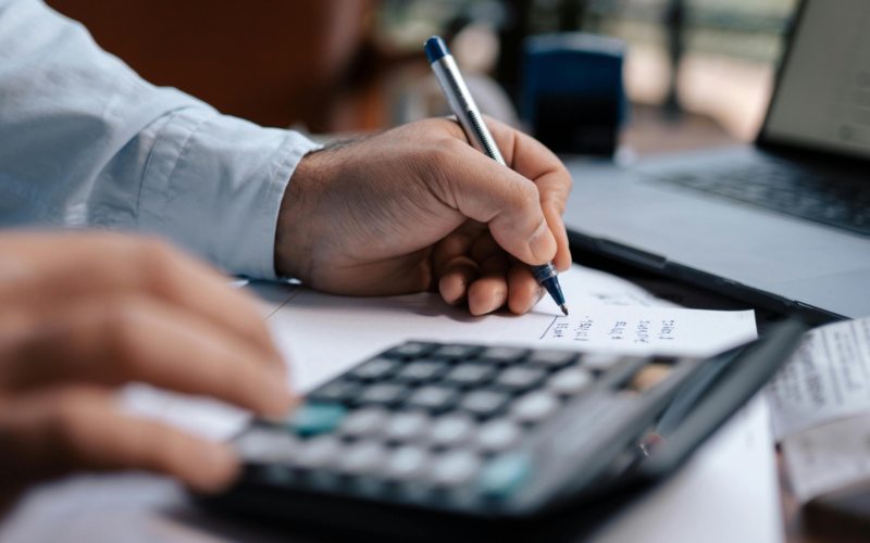 Pexels stockphoto mohamed hamdi 510308652 16282306 rekenmachine calculeren geld