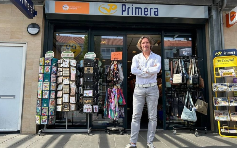 Roy ten Vergert voor zijn winkel aan de van Heekstraat in Enschede