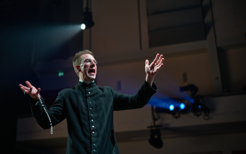 Door het Stof - Danny Westerweel - Alphons Ariëns - priester - rozenkrans