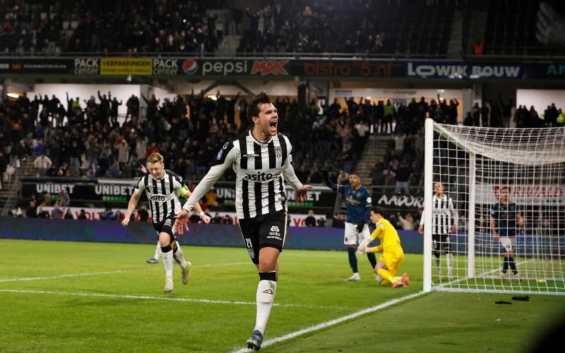Justin Hoogma scoort voor Heracles Almelo