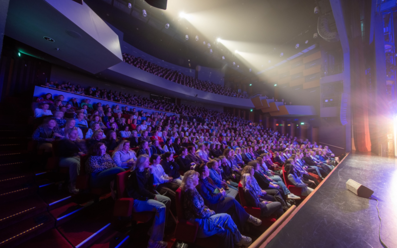 250623 Volle theaterzaal Schouwburg Hengelo