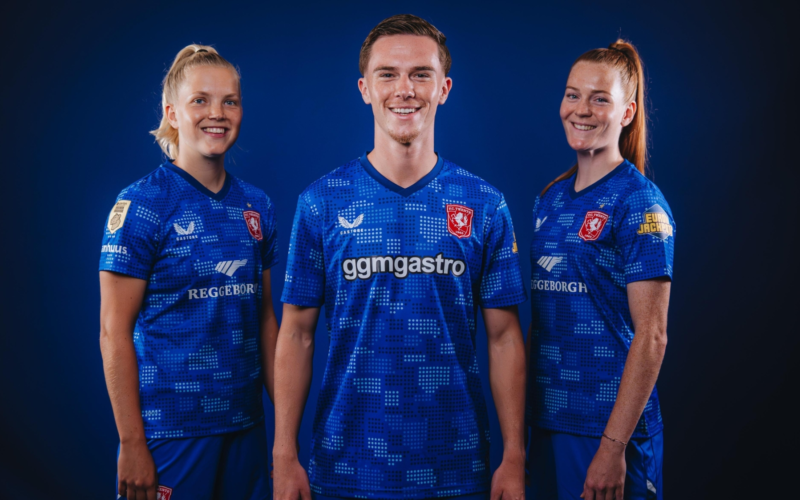 FC Twente met vrouwen uittenue FC Twente Media