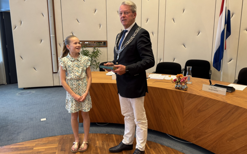 Kinderburgemeester Naomi en waarnemend burgemeester Gerrit Jan 2 jpg