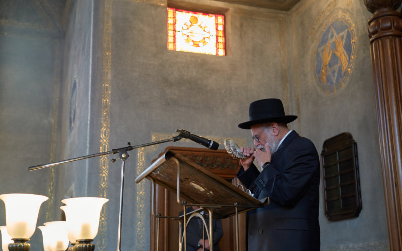 Biyomin Jacobs - rabbijn - sjofar - synagoge