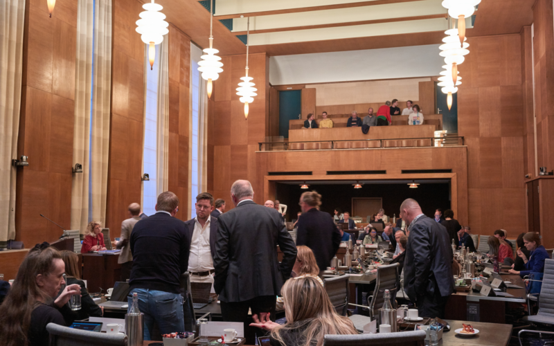 Raadszaal - gemeenteraad - overleg - schorsing