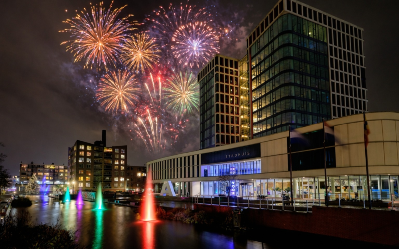 Vuurwerkknutsel bij stadhuis Almelo