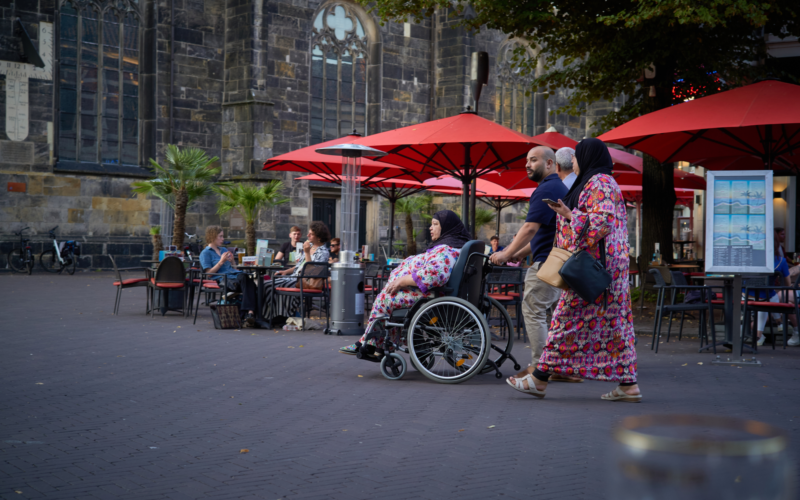 hoofddoek - allochtoon - rolstoel - Oude Markt