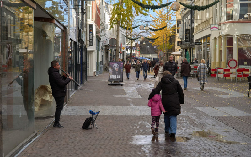 Moeder - kind - straatmuzikant - Marktstraat