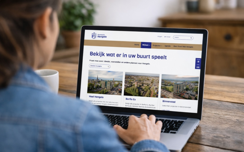 20260413 hengelo praat vrouw achter laptop stock foto