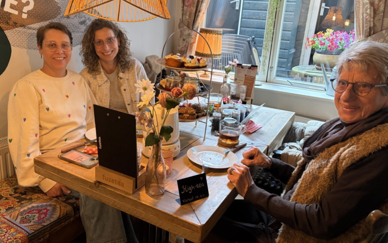 Oma Hermien met dochters bij Blond