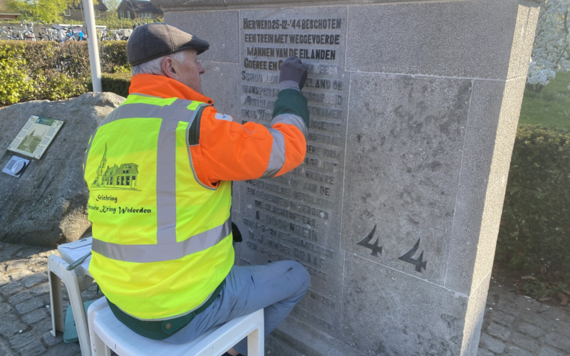 Oorlogsmonument Kersttrein bezig