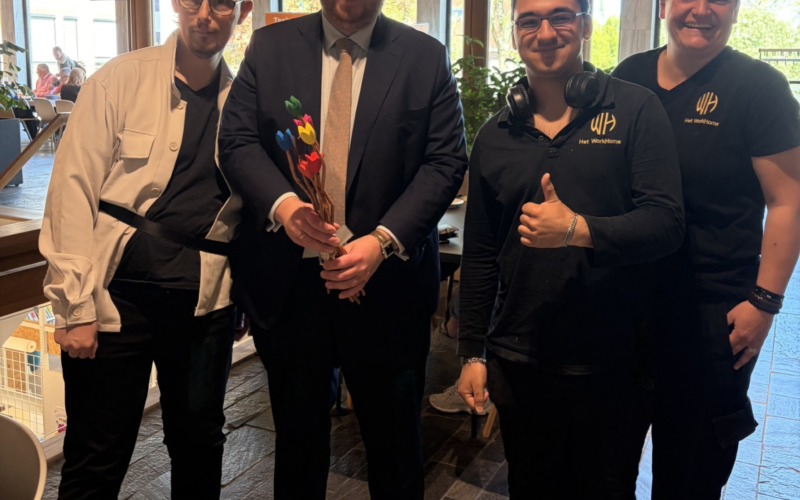 Burgemeester met clienten Workhome Losserhof en rechts begeleider Marijke