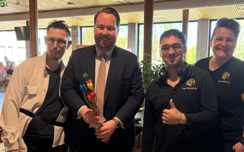Burgemeester met clienten Workhome Losserhof en rechts begeleider Marijke 02