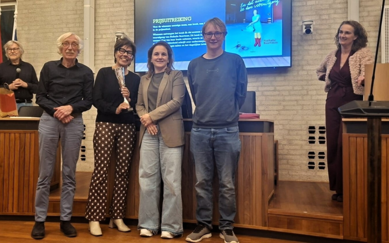 260424 dictee vlnr Henk Nijhof Paul Kuiper Petra Bruulsema Judith Mulder Zen Oostrom en Nathalie Baartman