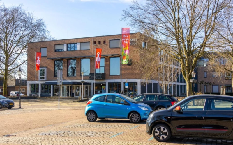 Parkeren op het Raadhuisplein.