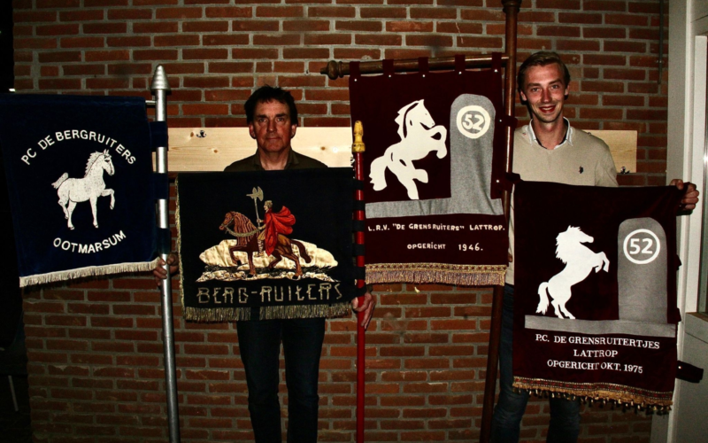Links is voorzitter van de bergruiters Marcel Bruns en rechts is Stijn Roelink