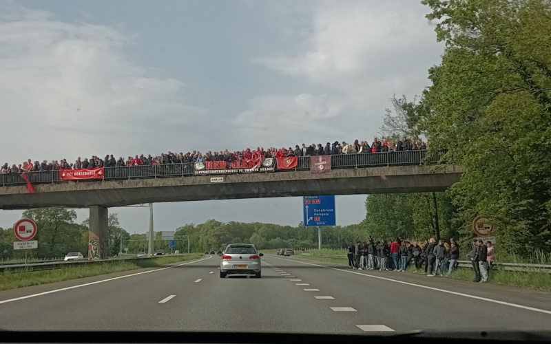 Uitzwaai actie FC Twente PSV foto Mark Spoelstra