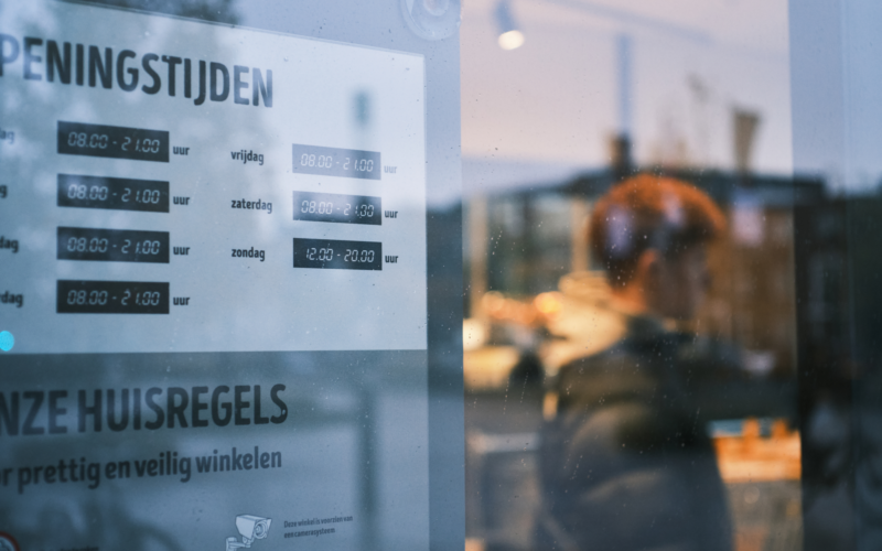 Openingstijden winkel c Ernst Bergboer