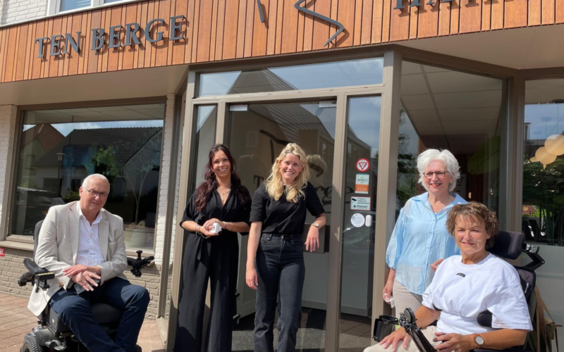 Overhandiging Deurbel aan Ten Berge Hairstylers foto 1