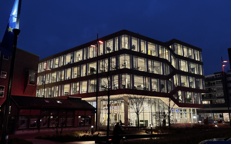 2060617 IMG 1251 stadskantoor hengelo savonds