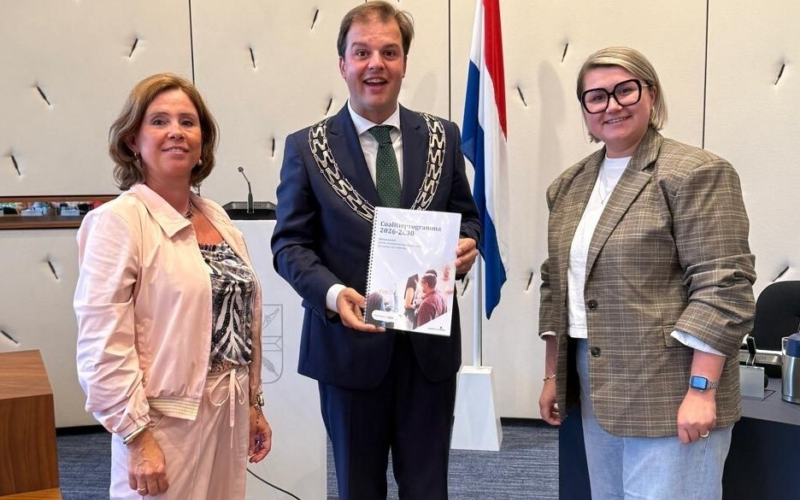 Wierden aanbieden coalitieprogramma Leonie Prieshof en Melanie Langenhof