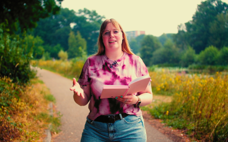 Thumbnail vera boertien rap op hoes aan Stadsgedicht augustus