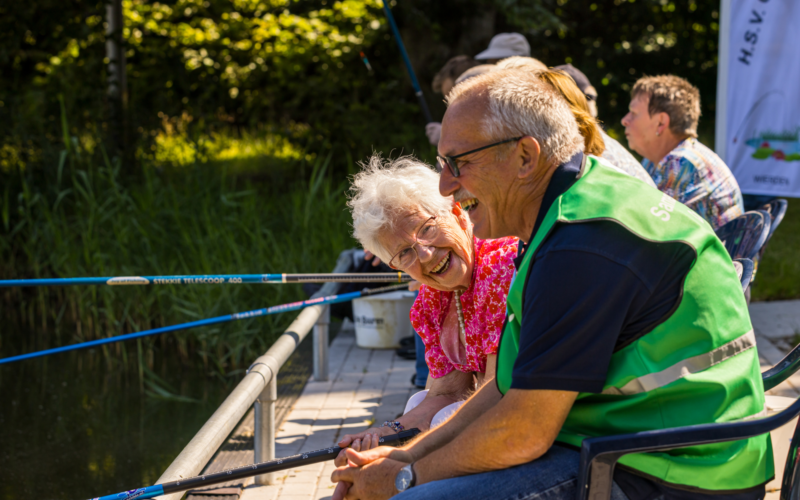Deelnemer en vrijwilliger lachen