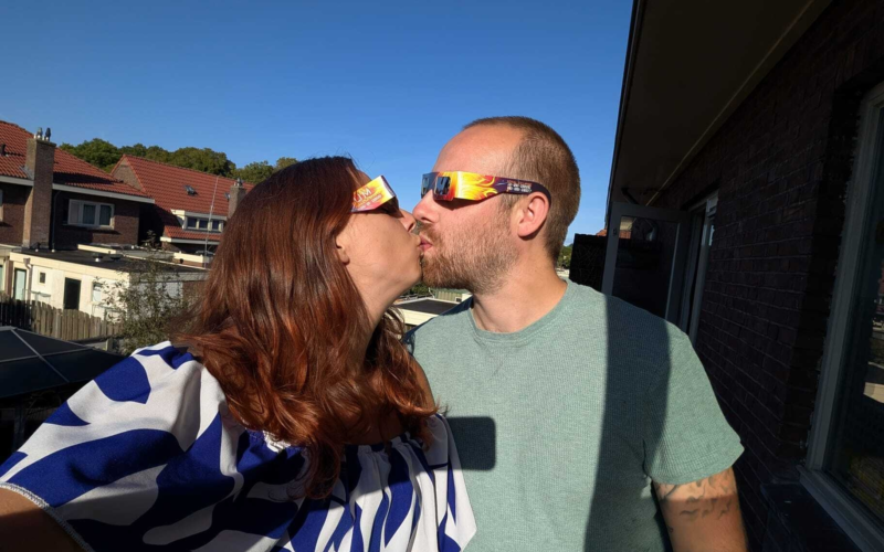 20260812 Christophe van Leeuwen en vrouw met eclipsbril zoen eigen foto