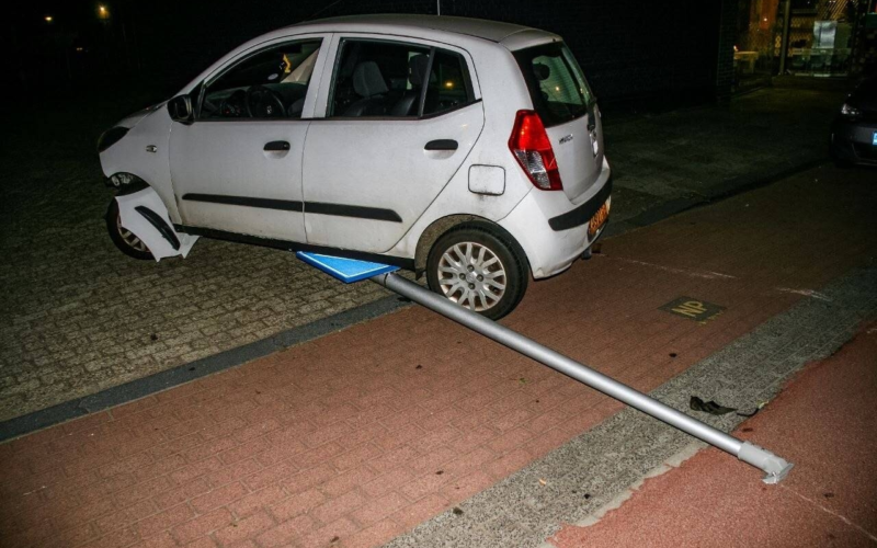 Auto over middengeleider Almelo