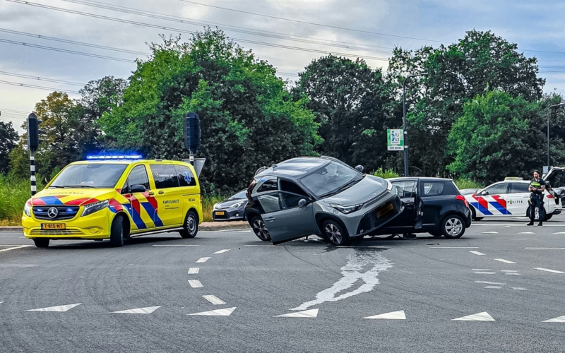 Auto belandt boven op andere auto enschede 20260815 Afinkstraat N18 Westerval