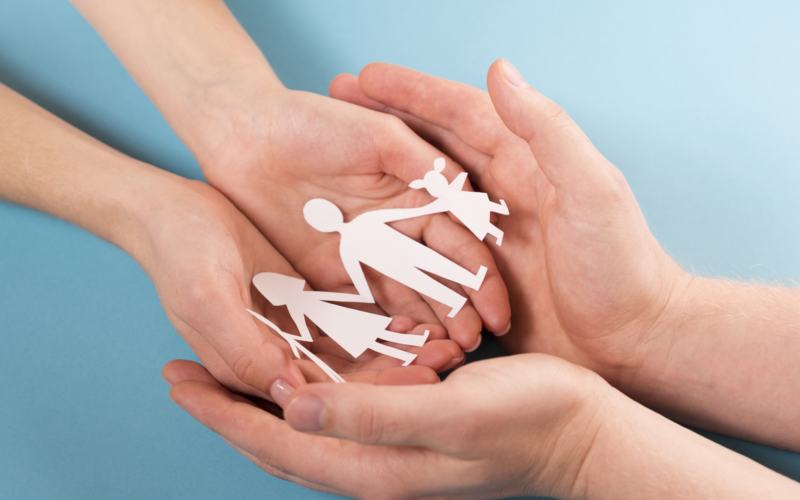 People holding hands cute paper family jeugdzorg familie gezin