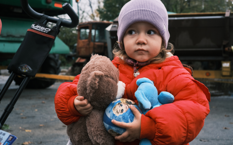meisje - knuffel - muts - speelgoed