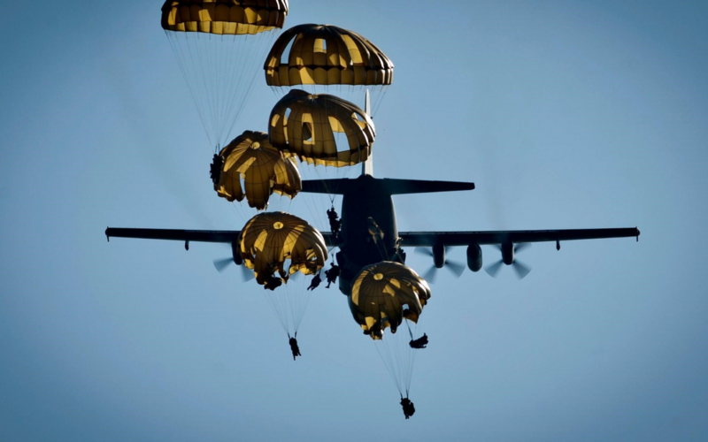 260907 defensie parachutisten dropping falcon leap