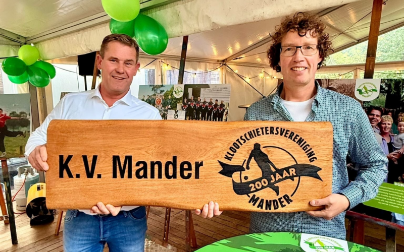 Voorzitter Paul Bels en bestuurslid Raymond Lenferink KV Mander