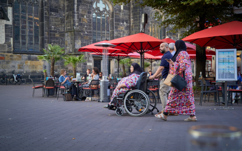 Oude Markt - hoofddoek - rolstoel