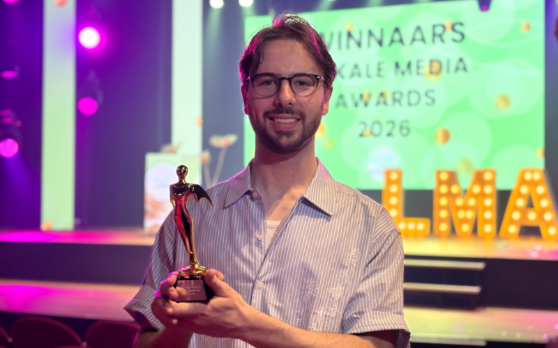 Bjorn Blom met zijn Lokale Media Award voor Twentse Mannen Huilen Niet