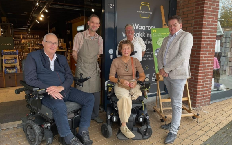 Wierden uitreiking eerste deurbel aan Ernst Jansen van Oogst LAB met wethouders