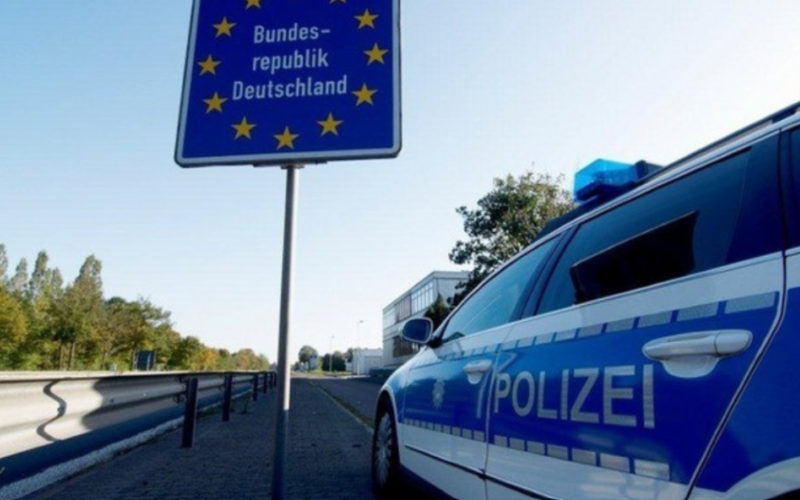Grenscontroles Duitse politieauto