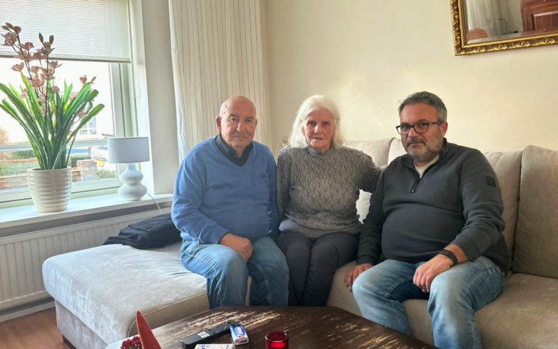 Harm Brummer met zijn schoonouders op de bank