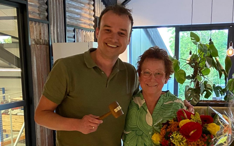 Overdracht voorzittershamer Maria rechts en Marc links 2