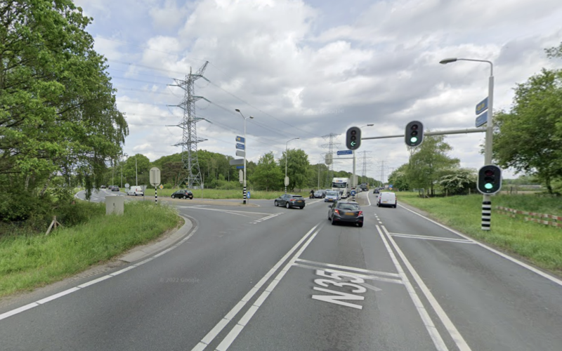 De verkeerslichten op de N35 met de Oostweg verdwijnen